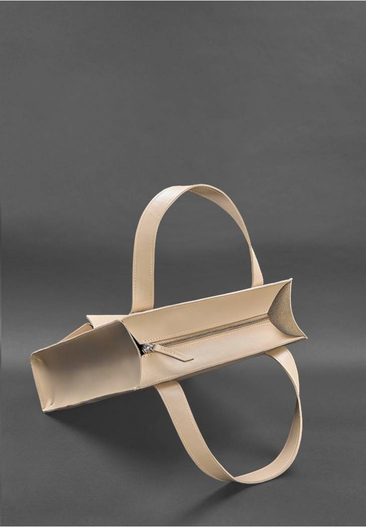 Elegant leather tote bag, an essential accessory for women.