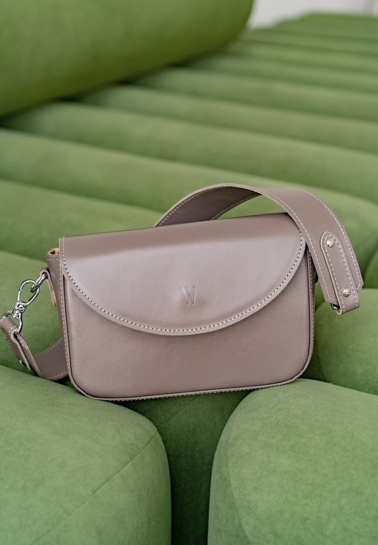 Molly leather bag for women in mokko color