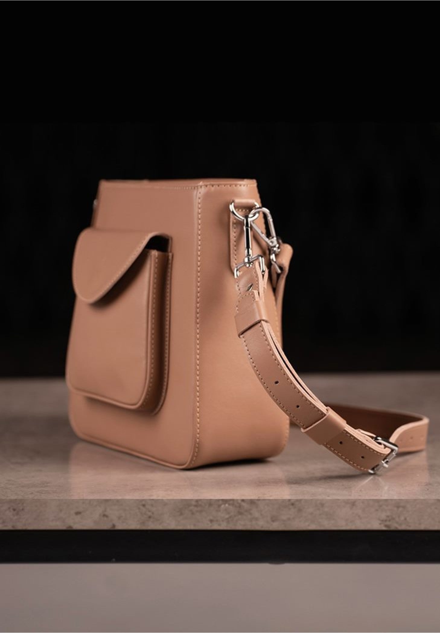 caramel leather mid-sized bag for women