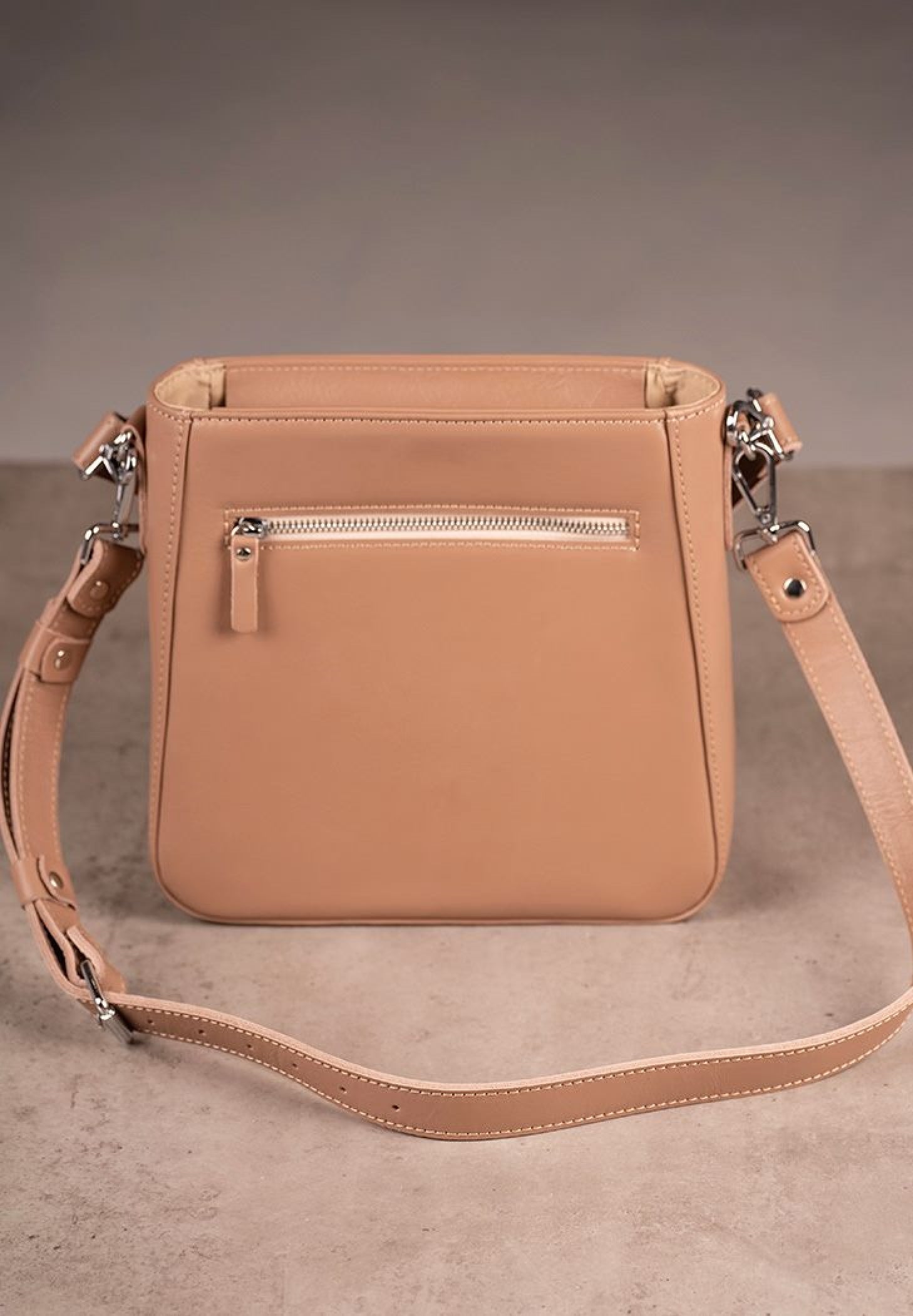  Women's handbag in leather color caramel.