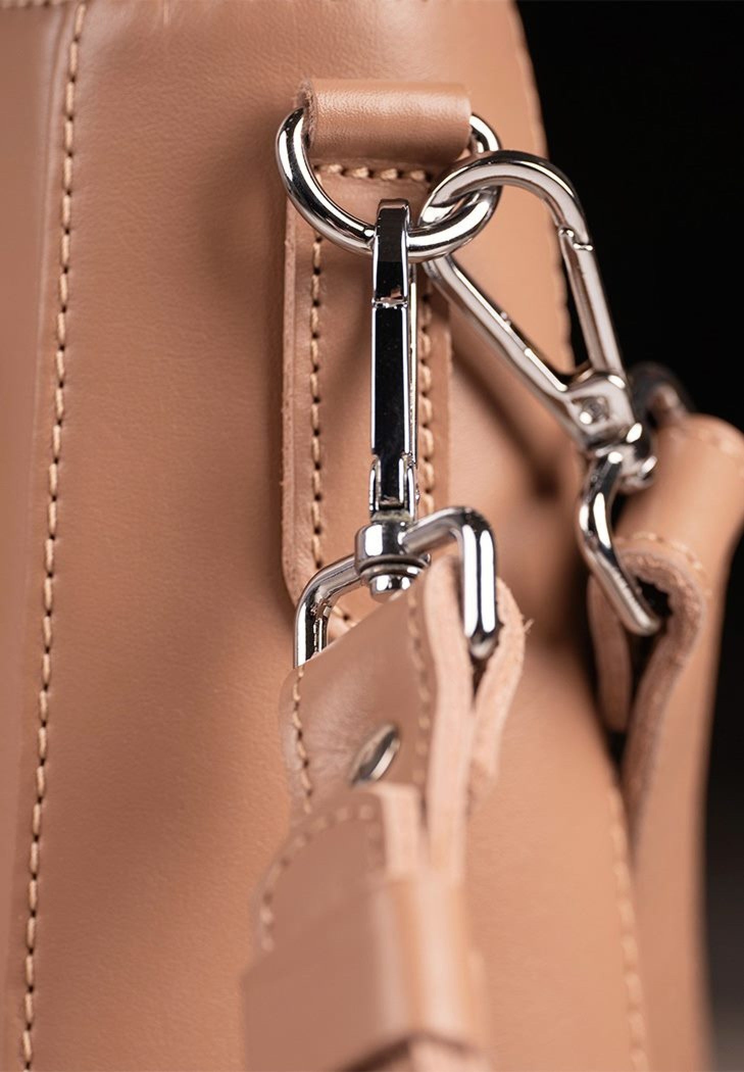  Women's handbag in leather color caramel.