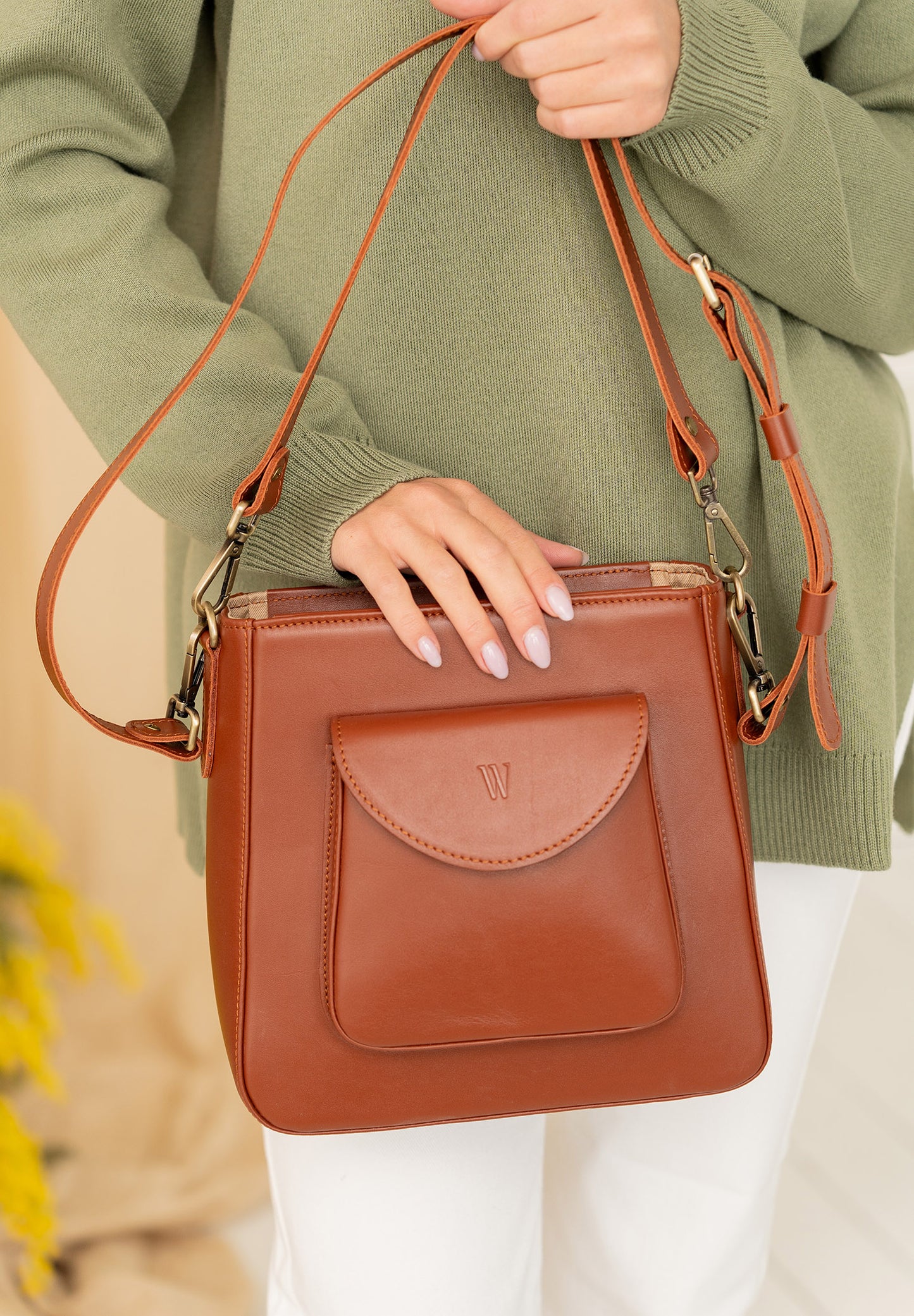 Medium leather bag for women in umber color