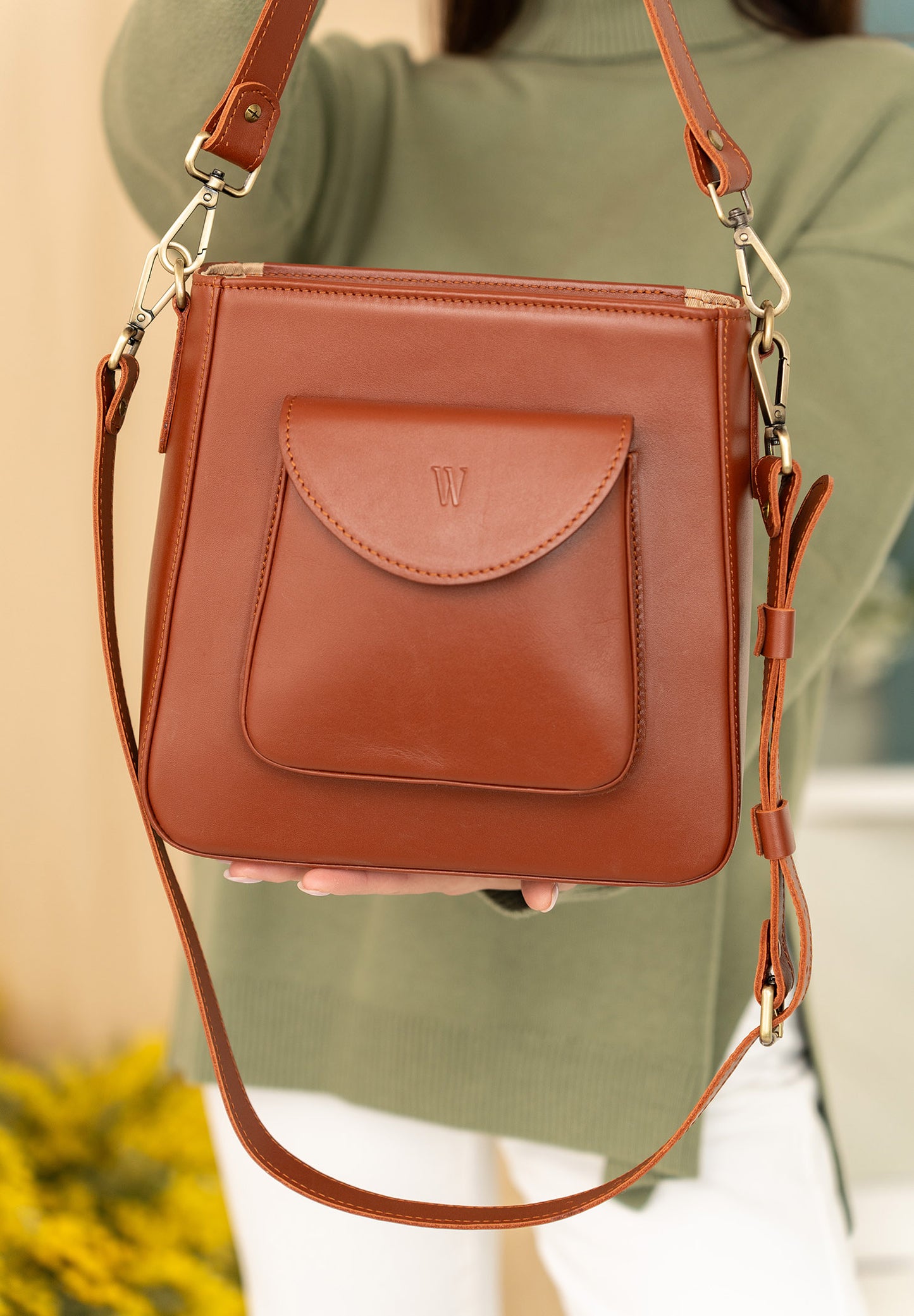 Medium leather bag for women in umber color