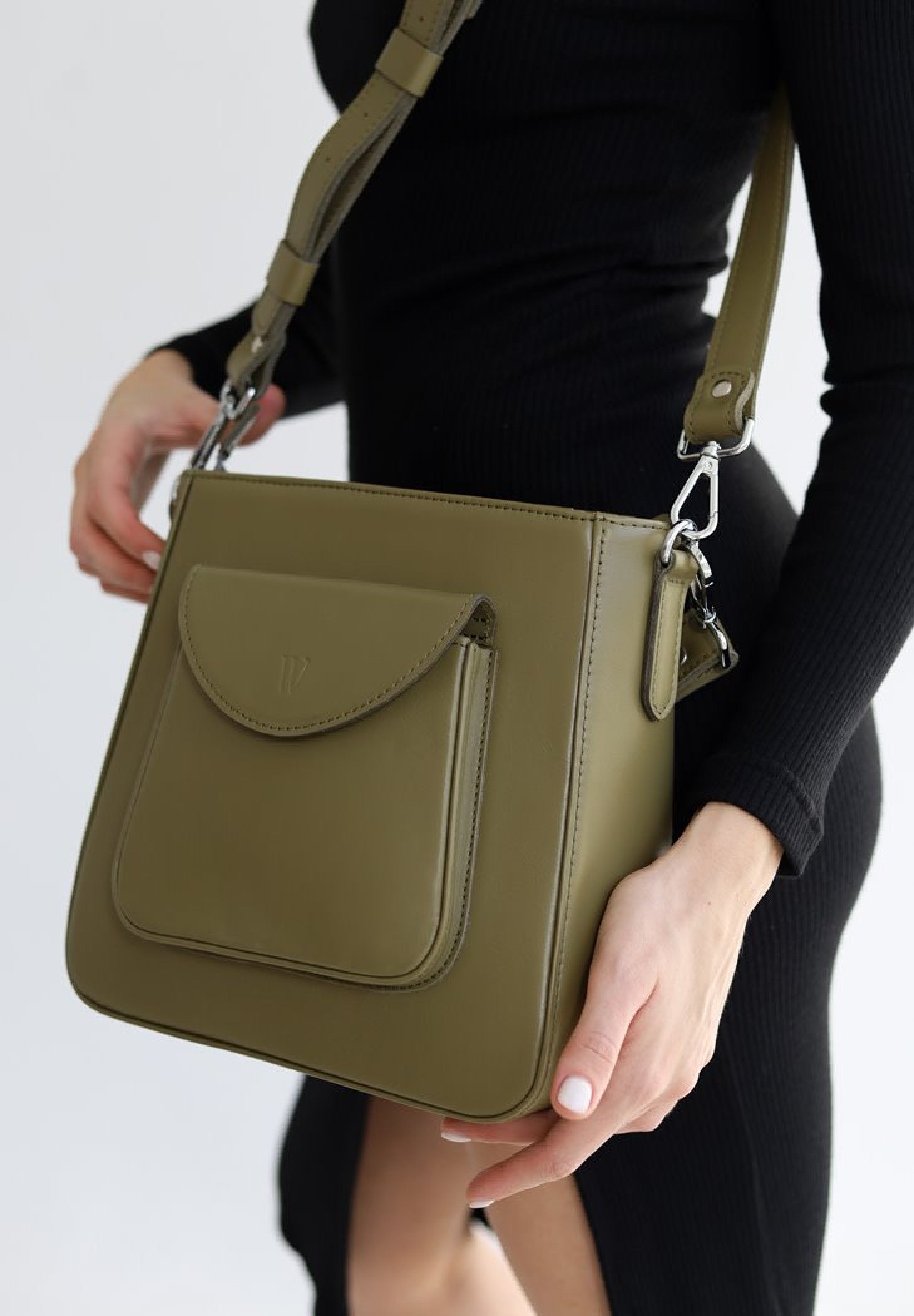 a leather bag for women in green olive color. It can hold a medium size wallet, a cell phone, keys and some essentials